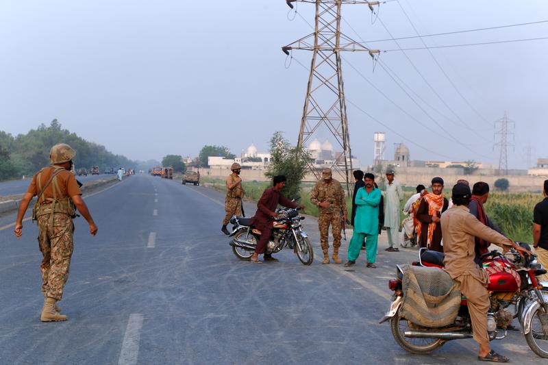 5月7日，在遭受印度导弹袭击的巴基斯坦东部旁遮普省巴哈瓦尔布尔地区，军人封锁了当地道路。